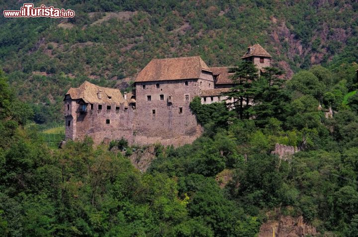 Immagine Castel Roncolo si trova tra Bolzano e Sarentino - © LianeM / Shutterstock.com