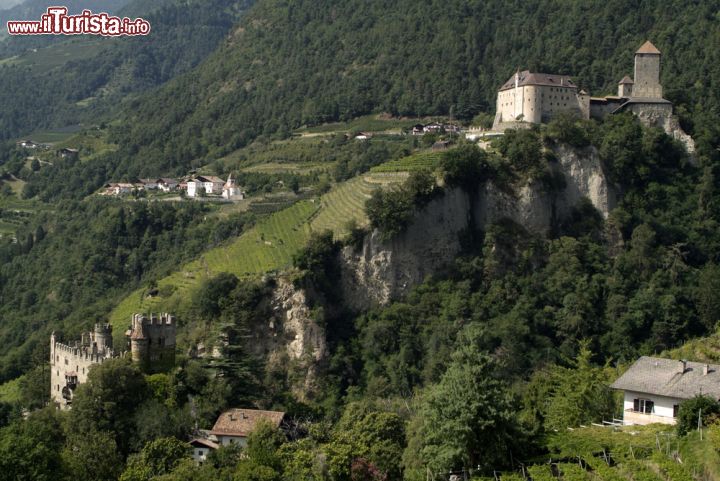Immagine Castelli Tirol e Brunnenburg. si trovano sopra a Lagundo - © fritz16 / Shutterstock.com