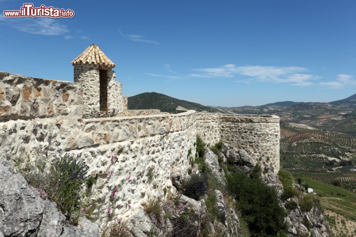 Immagine il Castello Arabo domina il borgo di Olvera, uno dei villaggi spettacolari lungo la ruta de los pueblos blancos in Andalusia - © Philip Lange / Shutterstock.com