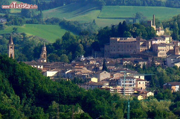 Immagine Il Castello della Pallotta domani il borgo di Caldarola nelle Marche  - © GFDL - Wikipedia