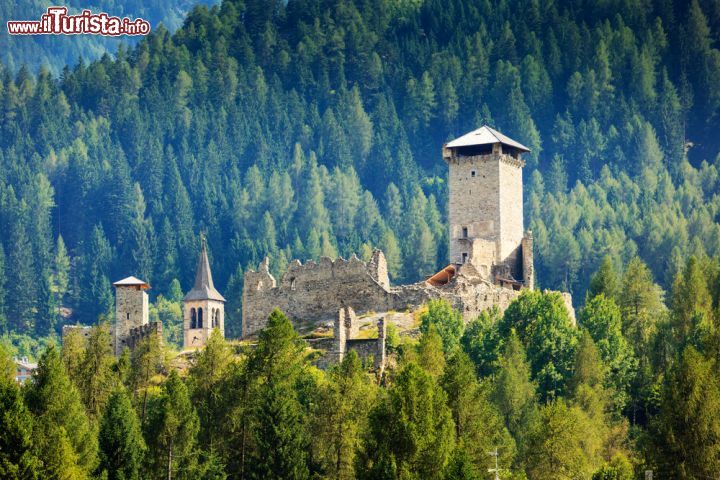 Immagine Castello di San Michele a Ossana in Val di Sole, Trentino - © Natalia Macheda / Shutterstock.com