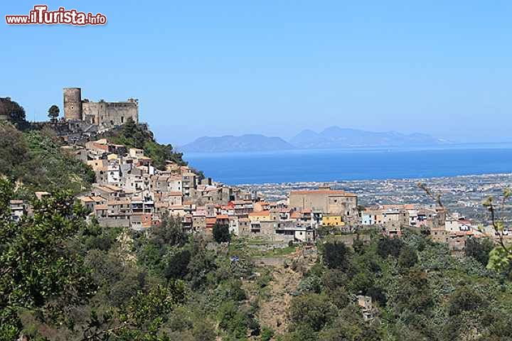 Immagine Il Castello e il borgo di Santa Lucia del Mela, nella Sicilia nord orientale - © www.santaluciadelmelaturismo.it