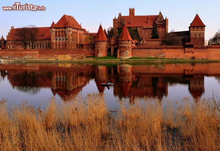 Immagine Castello di Malbork (Polonia): tra i suoi primati, vanta quello di essere la più grande struttura gotica del mondo, nonché il più grande complesso a non essere mai stato espugnato nella storia dell'umanità.