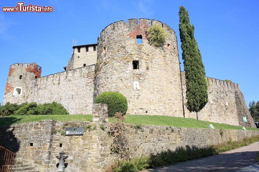 Immagine Il castello storico di Gorizia, Friuli Venezia Giulia, Italia. Adagiata sull'altura che sovrasta la cittadina, questa fortezza risale all'XI° secolo e offre una vista spettacolare su Gorizia e il territorio circostante.