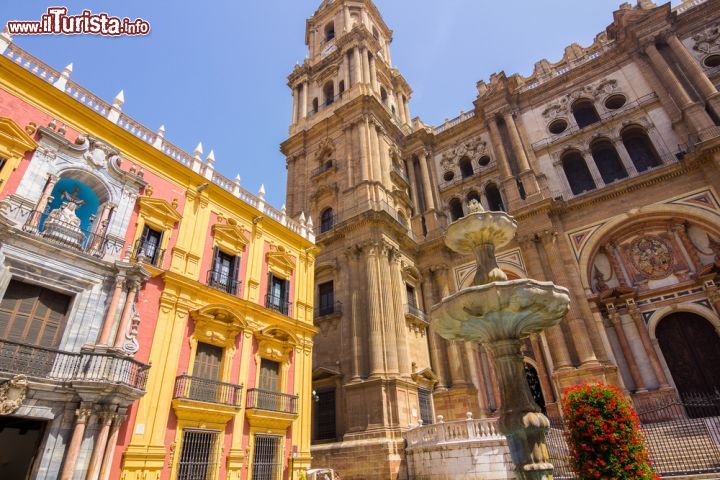 Immagine La Cattedrale di Malaga, Spagna, si trova in Plaza Obispo ed è uno dei gioielli dell'architettura rinascimentale dell'Andalusia. Fu costruita tra il XVI e il XVIII secolo - foto © Jose Angel Astor Rocha / Shutterstock