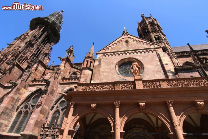 Immagine La cattedrale di Friburgo (Freiburger Muenster) è l'edificio simbolo della città tedesca. Fu costruita durante quasi quattro secoli e terminata nel 1513 - foto © Spectral-Design / Shutterstock.com