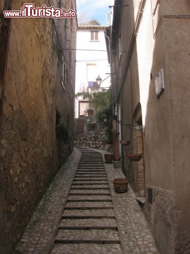 Immagine Una strada in salita nel centro di Amelia, il borgo murato che si trova in provincia di Terni, in Umbria.