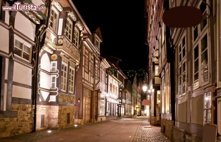 Immagine Centro di Hameln di notte, Germania. Uno dei vicoli della città celebre per la leggenda del Pifferaio Magico fotografato di notte  - © Fesenko Ievgenii / Shutterstock.com