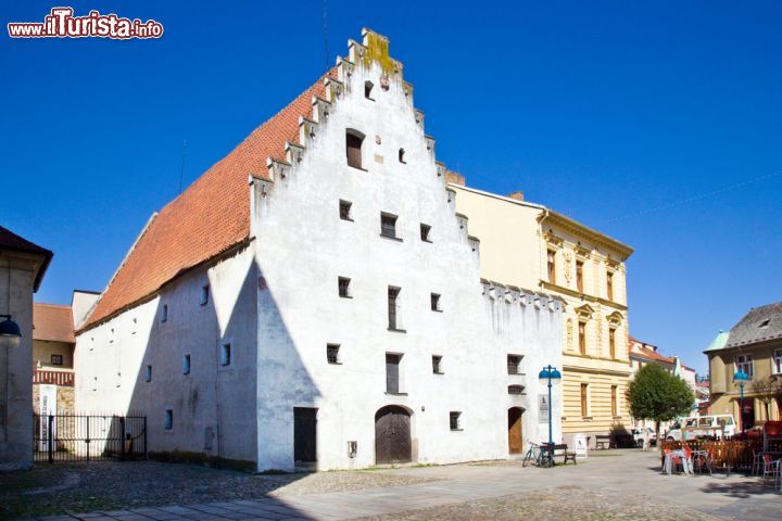 Immagine Un edificio storico nel centro di Ceske Budejovice, nella Boemia Meridionale. Oggi la città è il punto di riferimento turistico, economico e politico per tutta la regione - foto © kaprik / Shutterstock.com