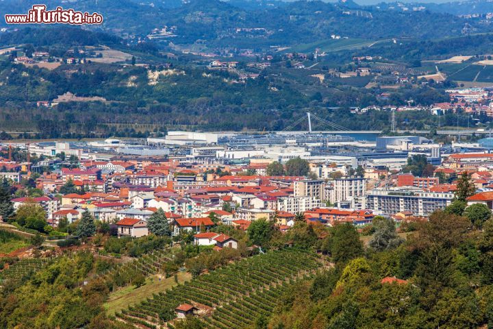 Immagine Centro storico di Alba e zona industriale, Piemonte, Italia - © Rostislav Glinsky / Shutterstock.com