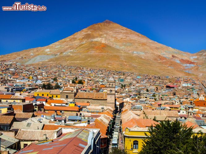 Immagine Il Cerro Rico, famoso per le sue miniere e la città di Potosì in Bolivia - © Pyty / Shutterstock.com