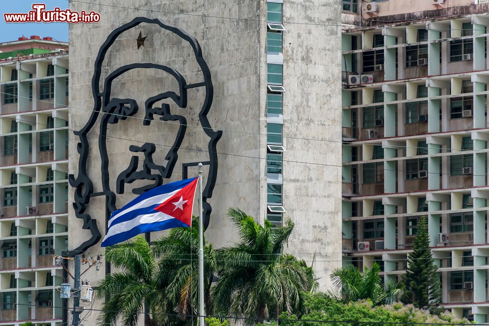 Immagine Che Guevara campeggia sulla facciata del Ministero dell'Interno sulla Plaza de la Revoluciòn all'Avana (Cuba).