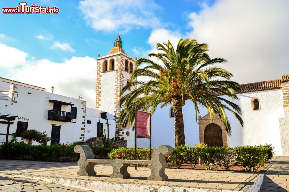 Immagine Chiesa a Betancuria la vecchia capitale di Fuerteventura. Fu il primo insediamento dell'isola e fu fondata da Jean de Béthencourt che dette il nome a questo insediamento. Oggi la capitale di questa isola delle Canarie è Puerto del Rosario