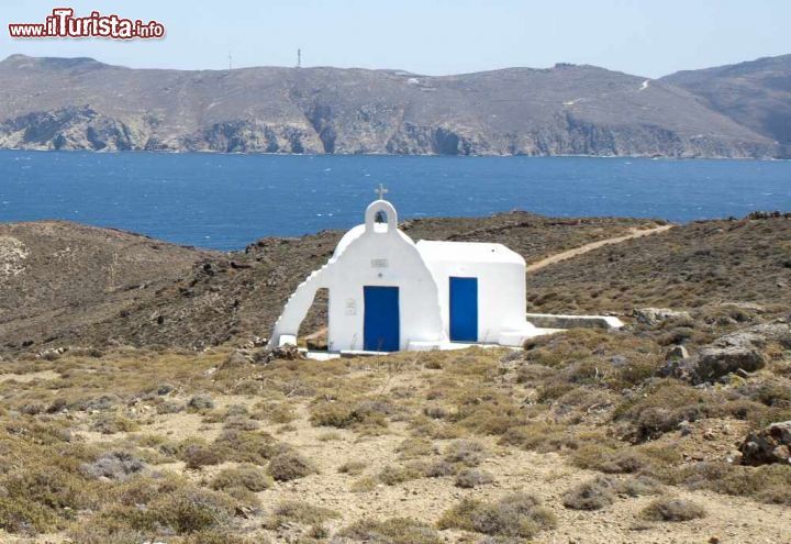 Immagine La piccola chiesa di Agios Iacobos nella baia di Aghios Sostis a Mykonos - © Lagui / Shutterstock.com