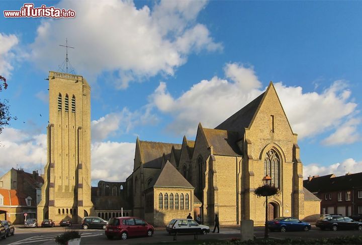 Immagine L'Église Saint-Martin (chiesa di San Martino) è la principale chiesa della città di Bergues, la località in cui è stato girato nel 2008 il film "Giù al Nord".