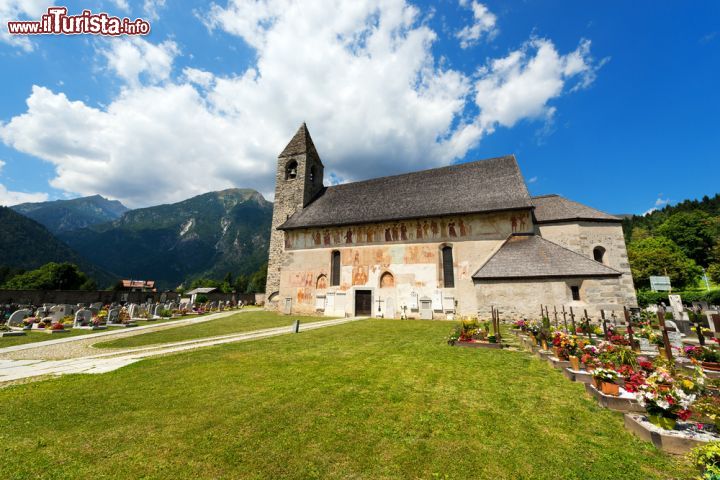 Immagine La chiesa di San Vigilio a Pinzolo: siamo in alta Val Rendena, a Sud di Madonna di Campiglio in Trentino - © Alberto Masnovo / Shutterstock.com