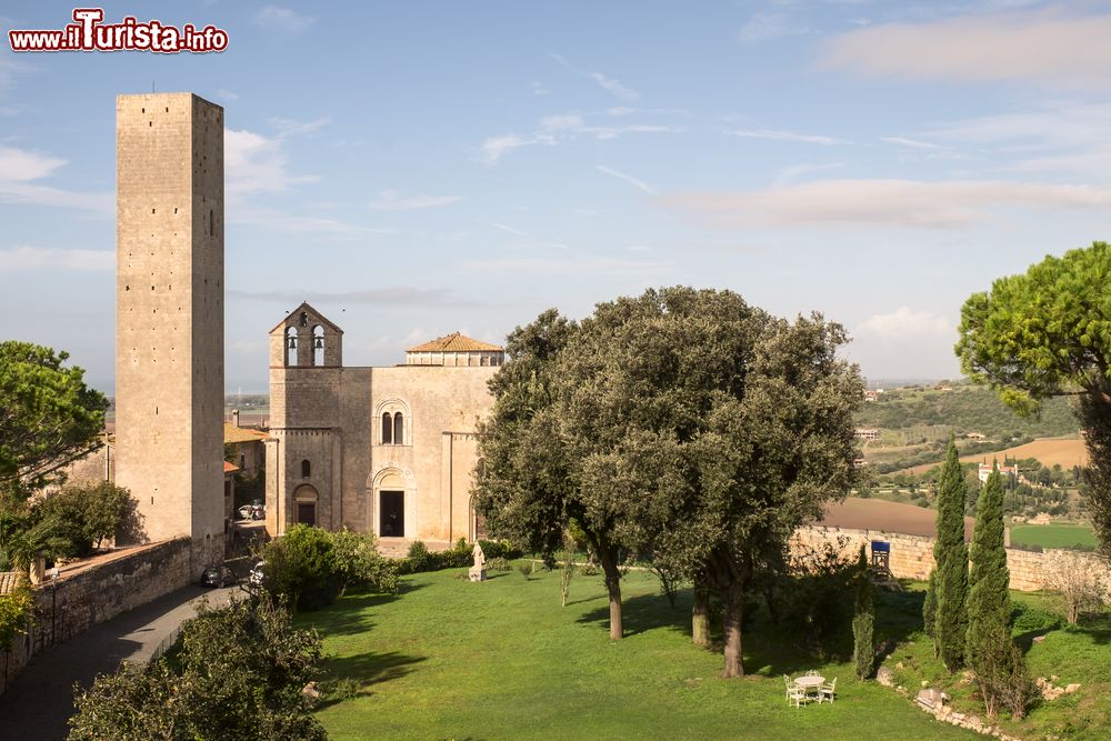 Immagine La chiesa di Santa Maria di Castello si trova a Tarquinia nel Lazio