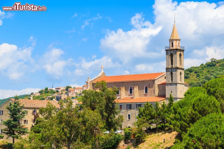 Immagine La chiesa di Santa Maria con il suo campanile domina il paesaggio di Sartene, nella Valle del Rizzanese, in Corsica - foto © Shutterstock.com