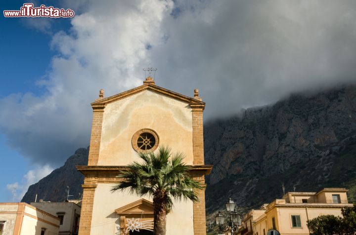 Immagine Una chiesa in centro a Cinisi, ad ovest di Palermo - © sergioboccardo / Shutterstock.com