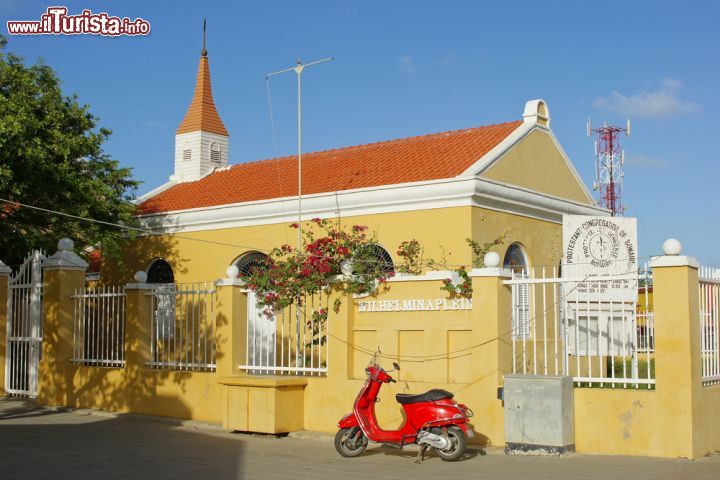 Immagine Chiesa protestante in centro a Kralendijk, Bonaire (Caraibi)  - © alfotokunst / Shutterstock.com