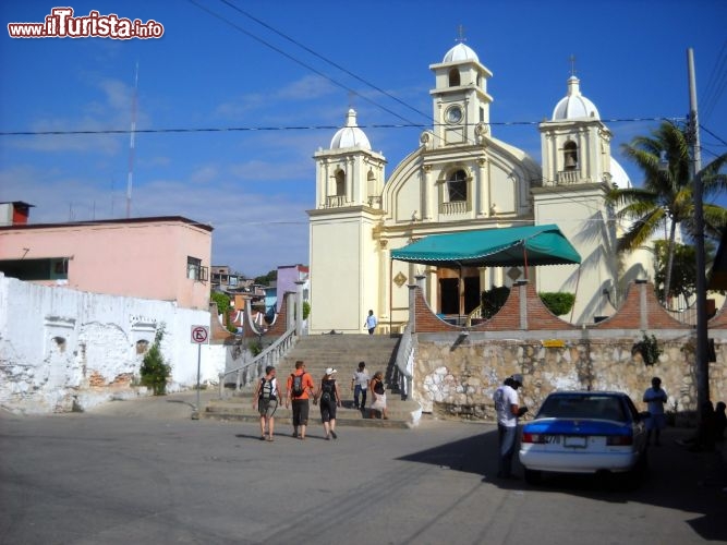 Immagine La chiesa di San Pedro, Pochutla, Oaxaca: non potendo contare su monumenti o edifici di particolar interesse storico, la chiesa di San Pedro è da considerarsi probabilmente la struttura di maggiore prestigio e rilievo nella piccola cittadina dell'Oaxaca.