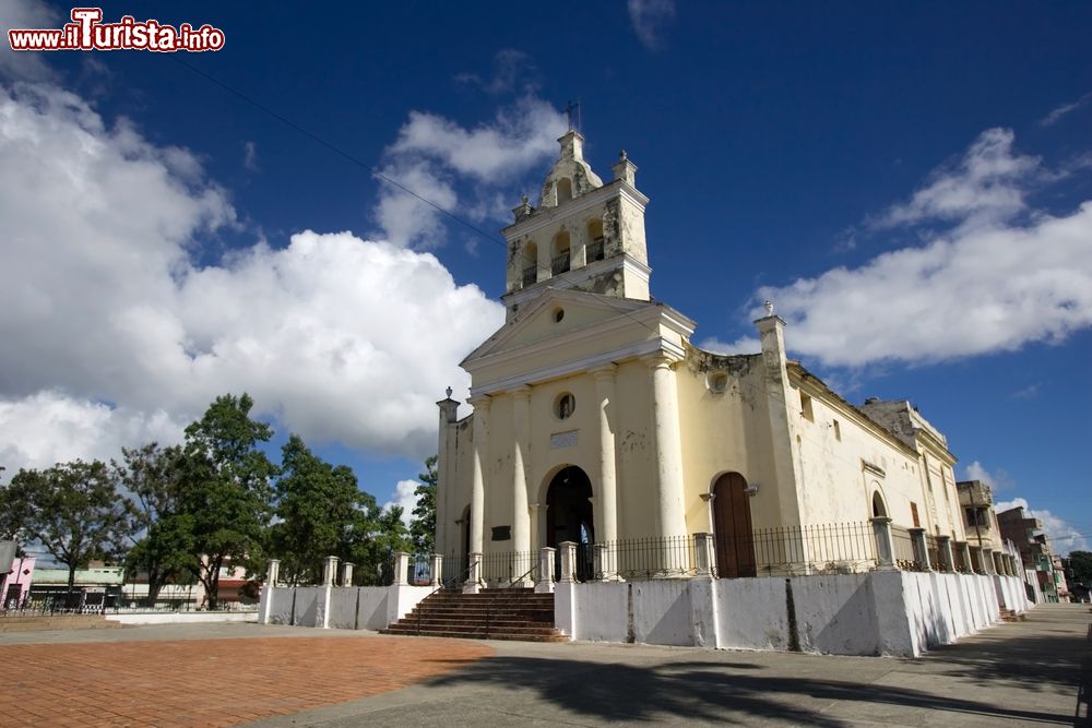 Immagine Una chiesa nel centro di Santa Clara, capoluogo della provincia di Villa Clara (Cuba) - foto © Shutterstock.com