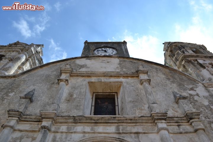 Immagine Chiesa, Tepoztlán: sulla via principale della cittadina sorge questa deliziosa chiesetta, sulla cui facciata si trova anche un orologio. Tepoztlán è una delle principali mete turistiche dello Stato di Morelos.