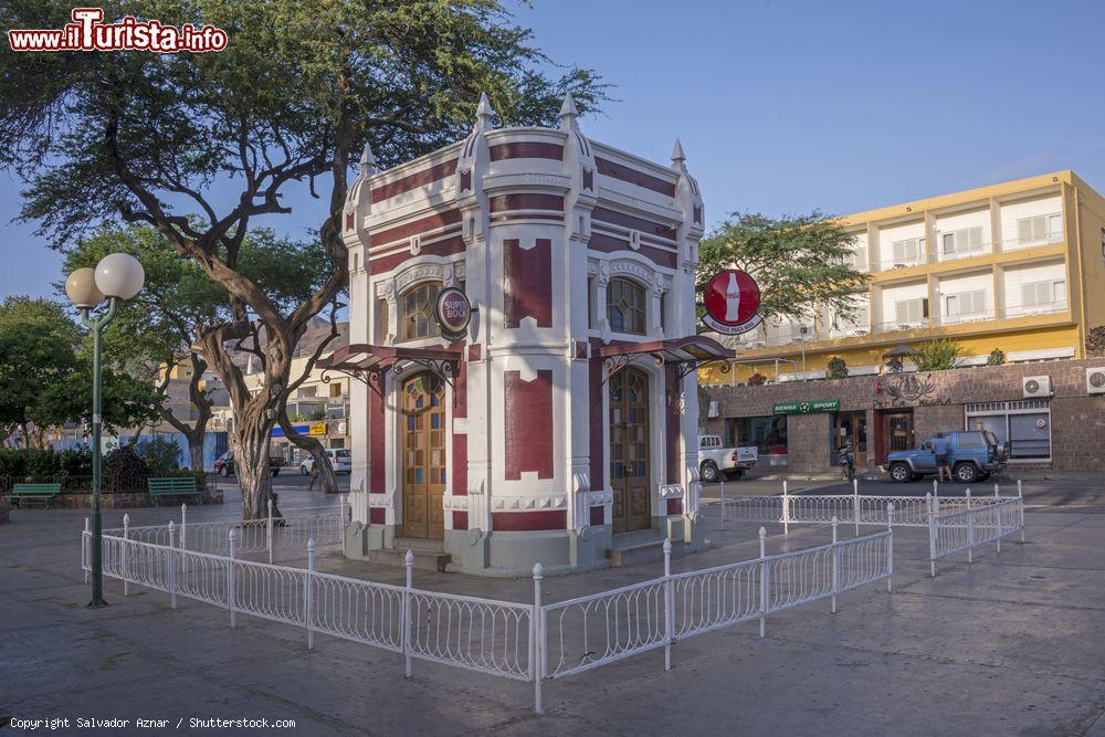 Immagine Un chioschetto bar sulla piazza di Mndelo, capoluogo dell'isola di Sao Vicente a Capo Verde - © Salvador Aznar / Shutterstock.com