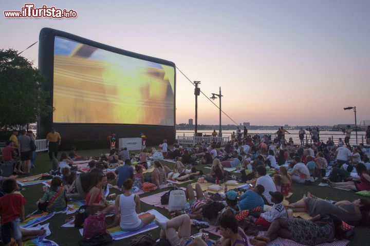 Immagine Cinema Riverside Park West a Manhattan, New York, Stati Uniti. Gli spettacoli cinematografici allestiti in estate sull'Hudson, il fiume che si snoda quasi principalmente per il suo corso lungo lo stato di New York