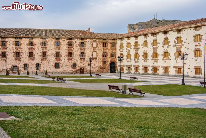 Immagine Città di Ezcaray, comunità autonoma di La Rioja, Spagna - Alcuni degli antichi edifici e palazzi costruiti con calce e mattoni a vista nel villaggio di Ezcaray, nel cuore turistico della regione di La Rioja © Ander Dylan / Shutterstock.com