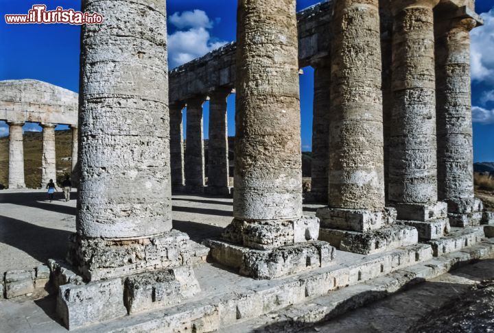 Immagine Le colonne doriche del Tempio Greco di Segesta, uno dei luoghi archeologici più belli della Sicilia occidentale - © Angelo Giampiccolo / Shutterstock.com