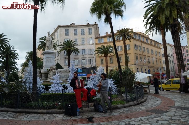 Immagine Concerto improvvisato al mercato ambulante di piazza Foch, Ajaccio