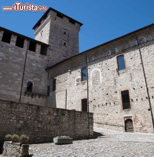 Immagine La coorte interna della Rocca Borromea di Angera, uno dei castelli più importanti della Lombardia - © Moreno Soppelsa / Shutterstock.com