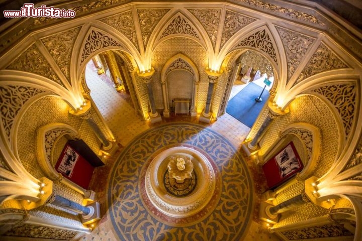 Immagine Corridoio e dettaglio dell'interno del Palazzo Monserrate a Sintra, in Portogallo - © vichie81 / Shutterstock.com
