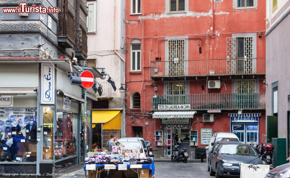 Immagine Corso Umberto I° a Napoli, Campania: lunga circa 1,3 km, questa strada collega il centro cittadino con la stazione ferroviaria. E' noto anche come Rettifilo - © luckyraccoon / Shutterstock.com