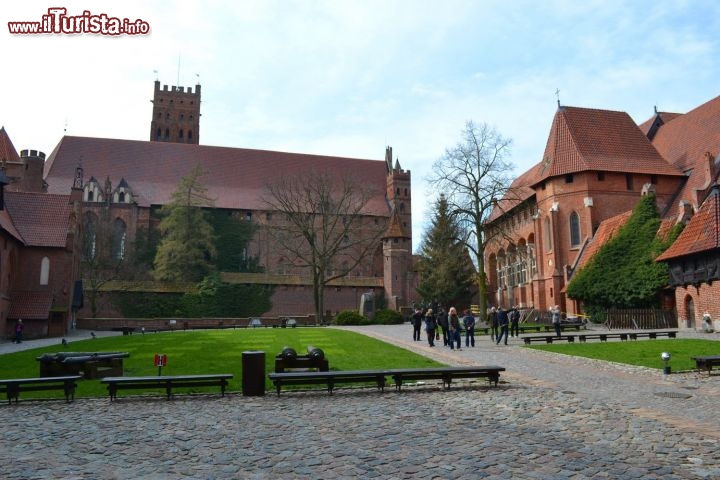 Immagine Cortile del Castello Basso di Malbork: si trova subito dopo l'ingresso nel castello ed è oggi il luogo della convivialità dei visitatori. Sul lato orientale del cortile si può accedere al Museo dell'ambra ed al caffè-ristorante.