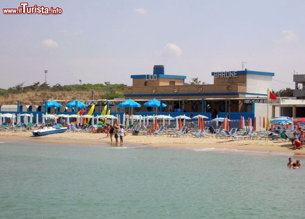 Immagine La spiaggia di Marina di Chieuti, sitrova vicino al confine della Puglia con il Molise  - © Pietrodel / Panoramio.com