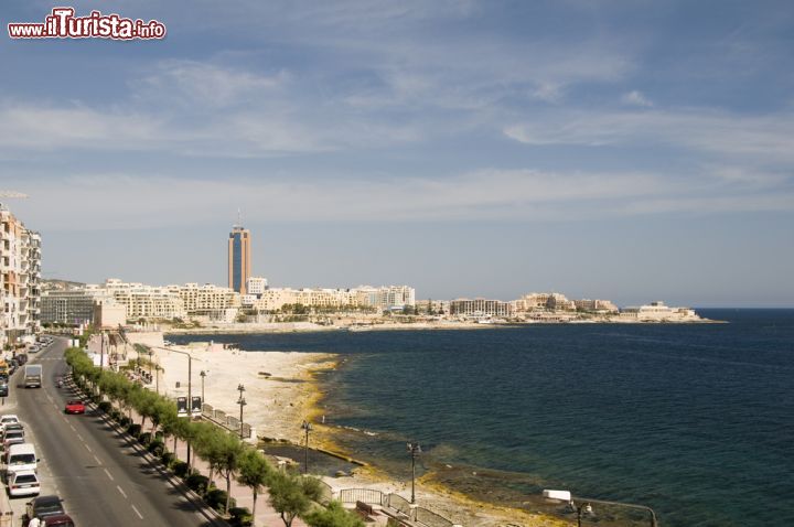 Immagine Un tratto della costa di Malta nella città di St Julian's 15335344 - © Ammit Jack / Shutterstock.com
