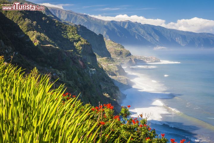 Immagine Visuale della costa dai pressi di Boaventura, Madeira (Portogallo) - Un famoso film diceva "Bisogna guardare le cose da diverse angolature" e mai frase fu più vera, guardando questa immagine. Da questa prospettiva si evince tutta la carica energetica della spuma e della brezza dell'oceano atlantico, che abbraccia le pareti rocciose con tutta la sua furia marina. Con giornate estive così nitide si può vedere in modo preciso l'impatto visivo, così completo che vien voglia di annusare l'immagine per sentirne la freschezza dell'acqua - © Anilah / Shutterstock.com