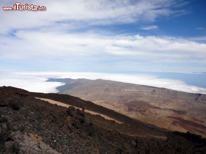 Immagine Ai piedi del cratere del Teide la vista spazia a 180° sulle coste occidentali di Tenerife e sull'arcipelago delle Canarie.