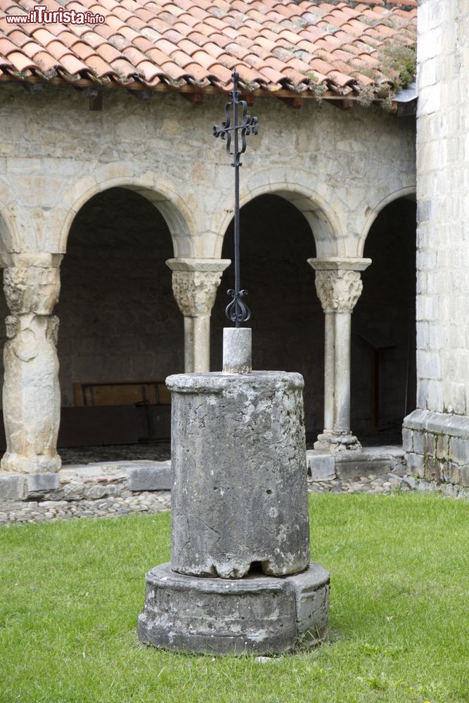 Immagine Croce in ferro nel chiostro della cattedrale di Santa Maria a Saint-Bertrand-de-Comminges, Francia.