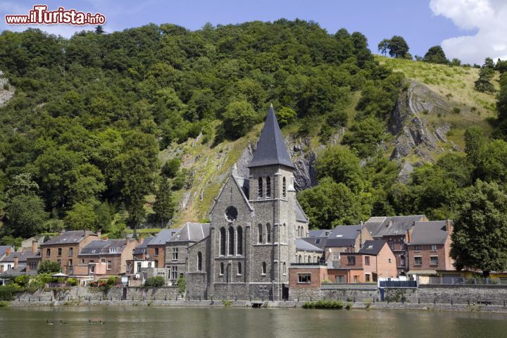 Immagine Dinant, Belgio: un'immagine della cittadina adagiata sul fiume Mosa (Meuse), percorribile anche su un battello da crociera - foto © Sergey Dzyuba / Shutterstock.com