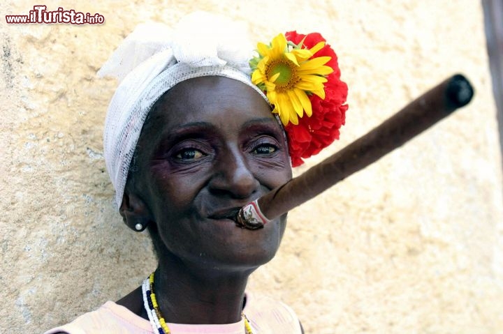 Immagine Cuba, L'Avana: una donna col sigaro in posa per i turisti nelle strade de La Habana Vieja - Foto di Giulio Badini