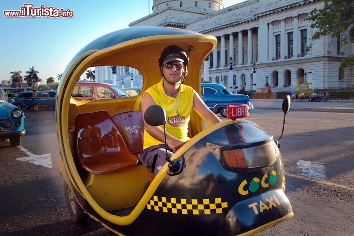 Immagine L'Avana, Cuba: un cocotaxi nelle strade della capitale cubana, di fronte al Capitolio - Foto di Giulio Badini