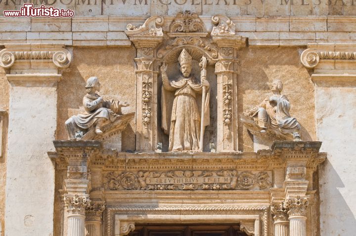Immagine Dettaglio di un portale in pietra della Chiesa Madre di Mesagne - © Mi.Ti. / Shutterstock.com