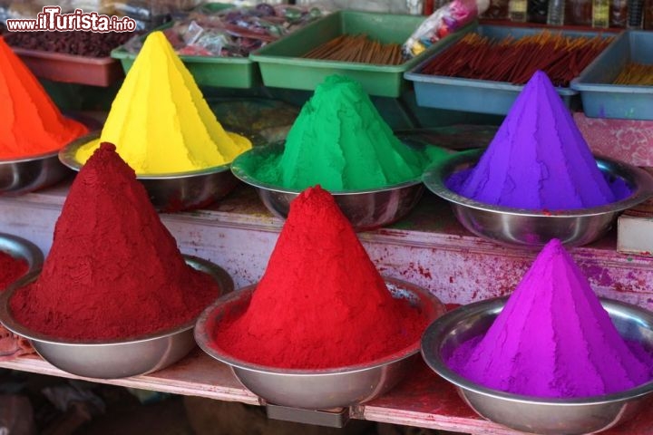 Immagine Devaraja Market: mucchie di polveri di vernici colorate a Mysore - © jorisvo / shutterstock.com