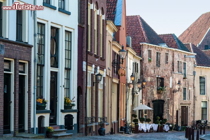 Immagine Deventer: edifici storici nel centro della cittadina nella provincia dell'Overijssel. Deventer conta oggi circa 100.000 abitanti - foto © DutchScenery / Shutterstock.com