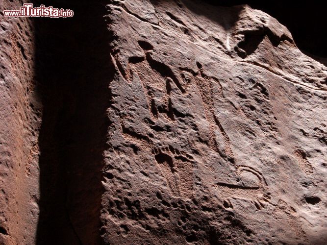 Immagine Disegni preistorici nel deserto. Li potete ammirare incisi sulle rocce del Wadi Rum