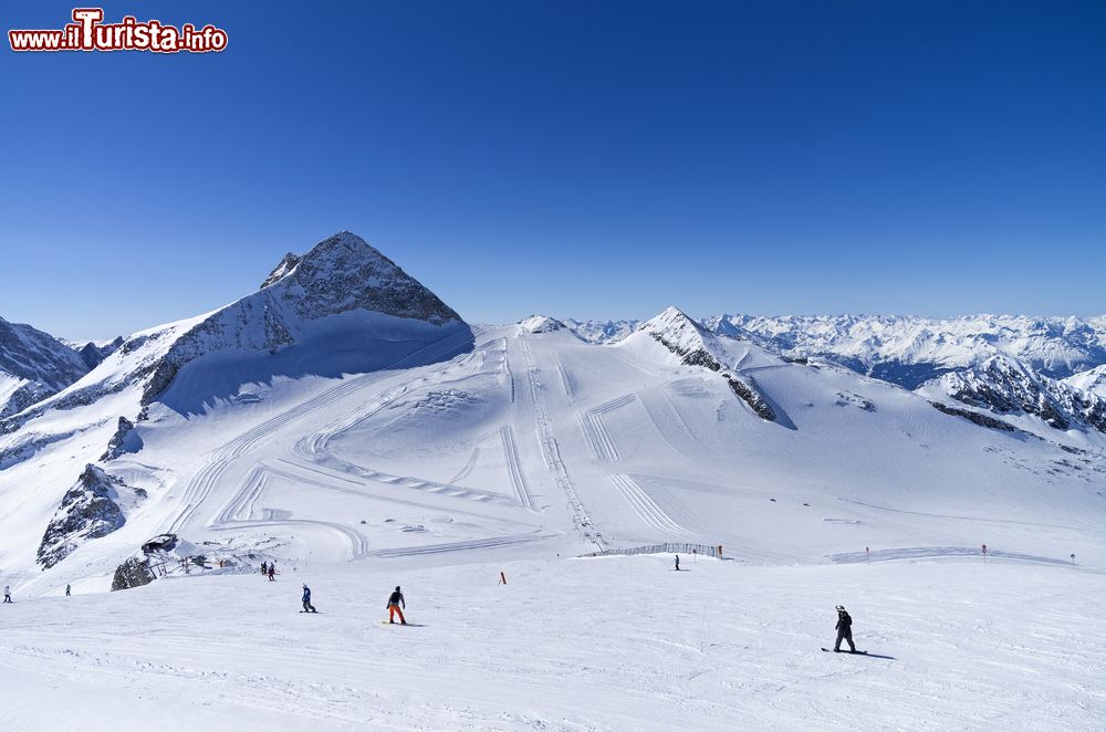 Immagine Piste da sci sul ghiacciaio di Hintertux, Austria. Il più alto impianto di risalita raggiunge i 3250 metri di altezza sul livello del mare.