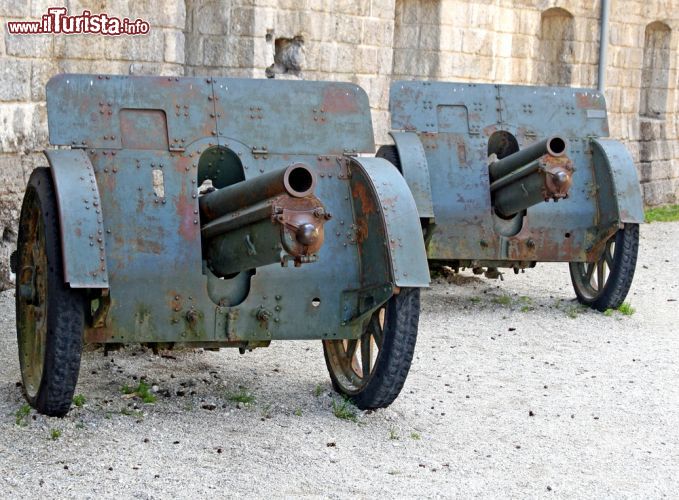 Immagine Due cannoni tedeschi della Prima Guerra Mondiale all'antico forte di Asiago, Veneto - © 96252419 / Shutterstock.com